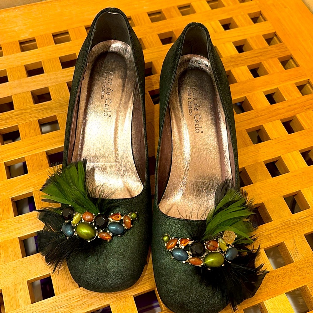 Masterpieces made in Italy! Embellished green suede shoes.